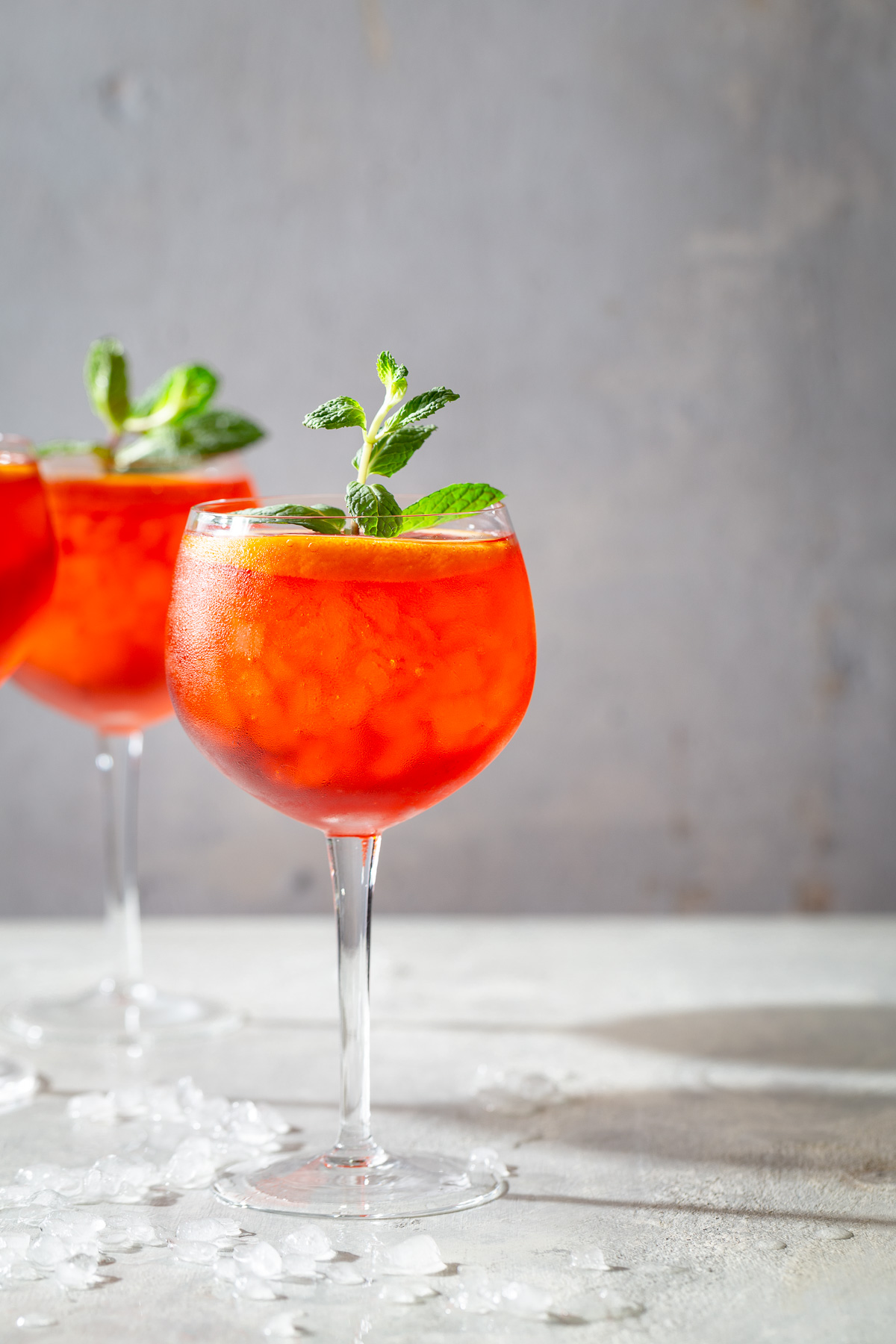 Un Cocktail Di Aperol Spritz in Bicchieri Con Cannucce Eco